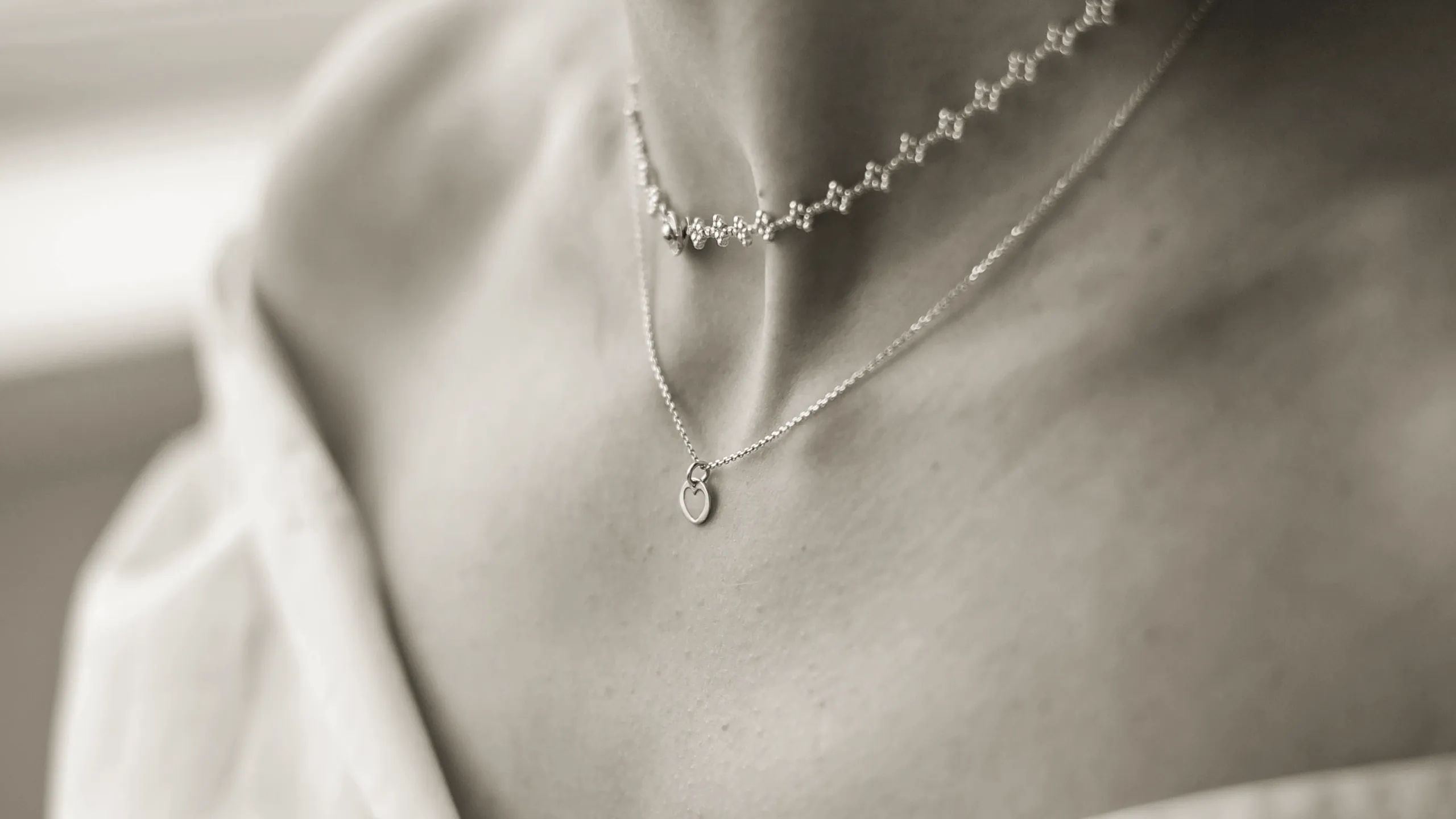 Collana in cristallo indossata