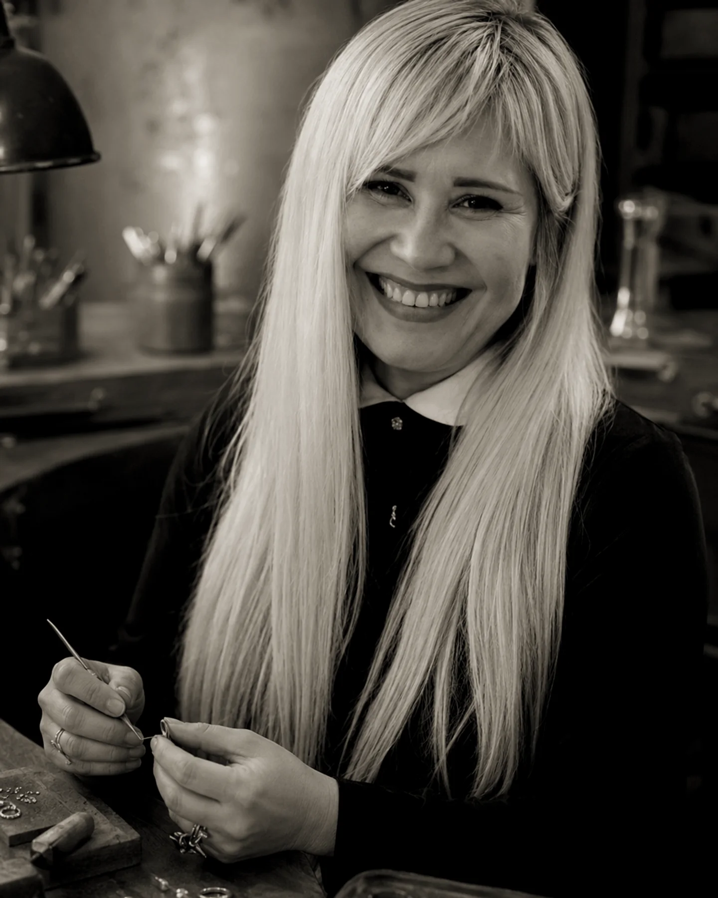 Silvia Mora al banco del suo atelier a Firenze
