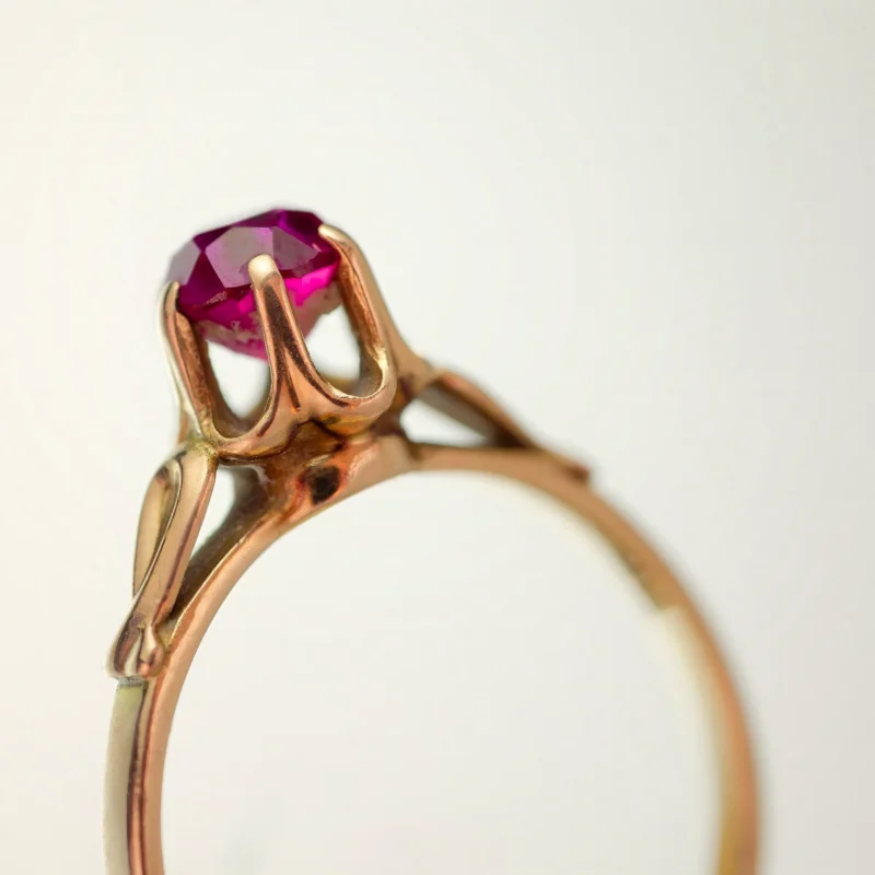 Anello Aurora — Pietra rosa su montatura in tono caldo.
