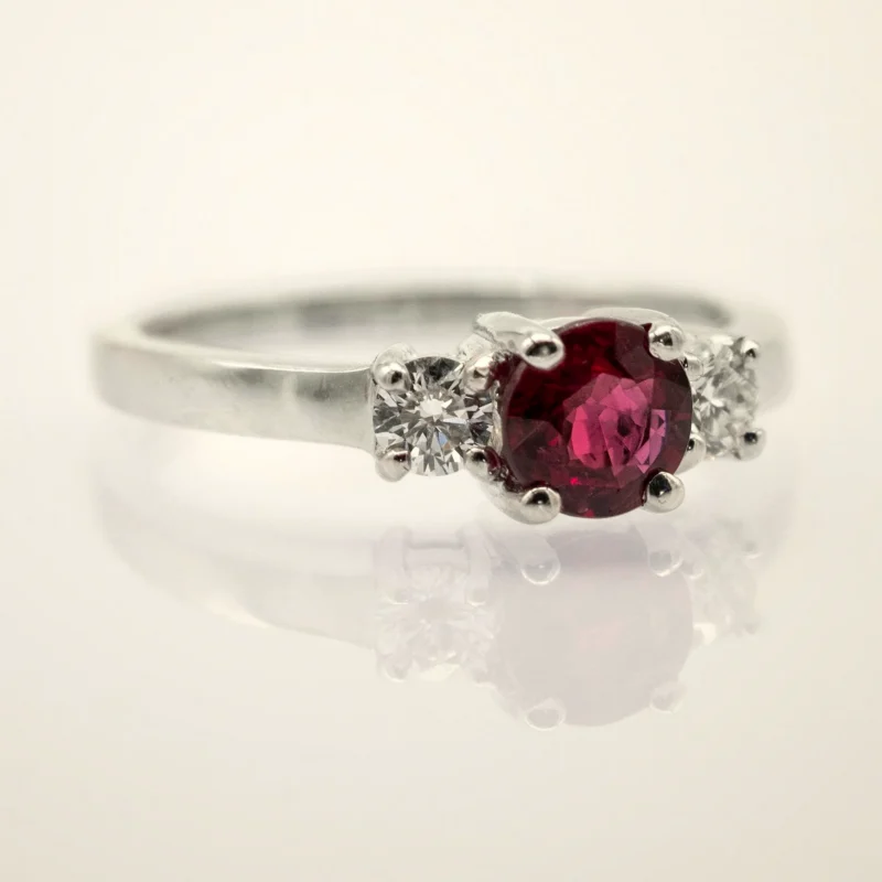 Anello Cardinale — Pietra centrale rossa fra due laterali chiare.