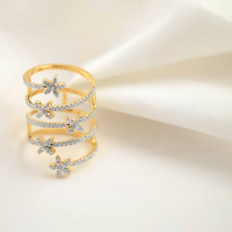 Anello Costellazione — Tre fasce sovrapposte con stelle in pavé.