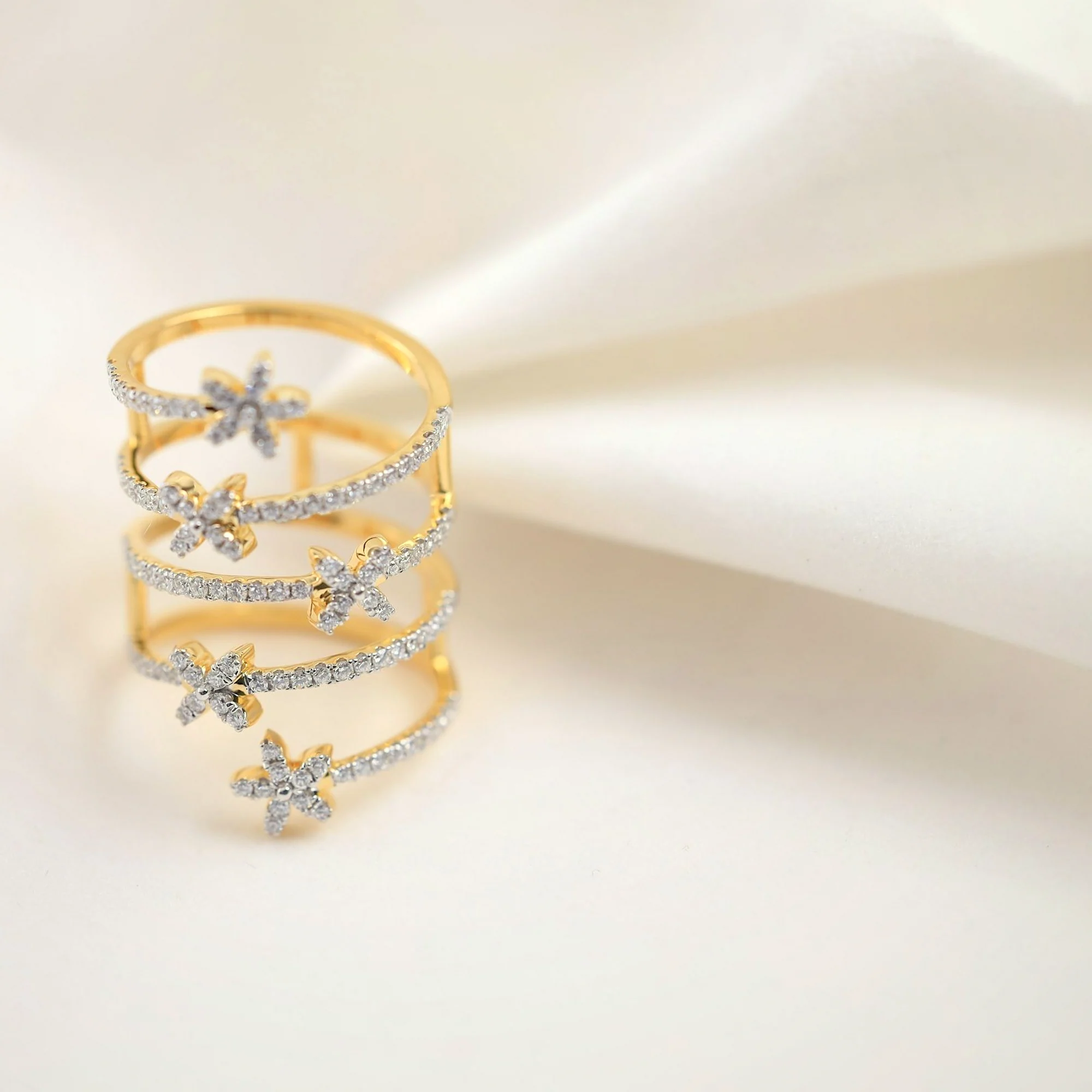 Anello Costellazione — Tre fasce sovrapposte con stelle in pavé.