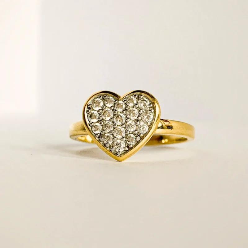 Anello Cuore — Testa a cuore in pavé, montatura dorata.