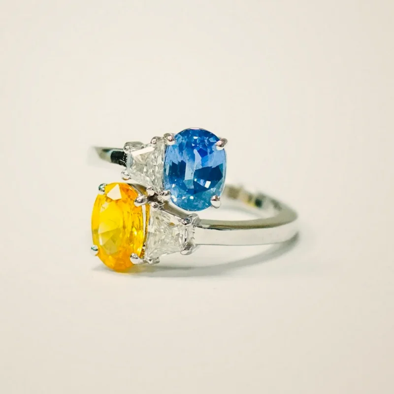Anello Duetto — Due pietre affiancate, azzurra e ambra.