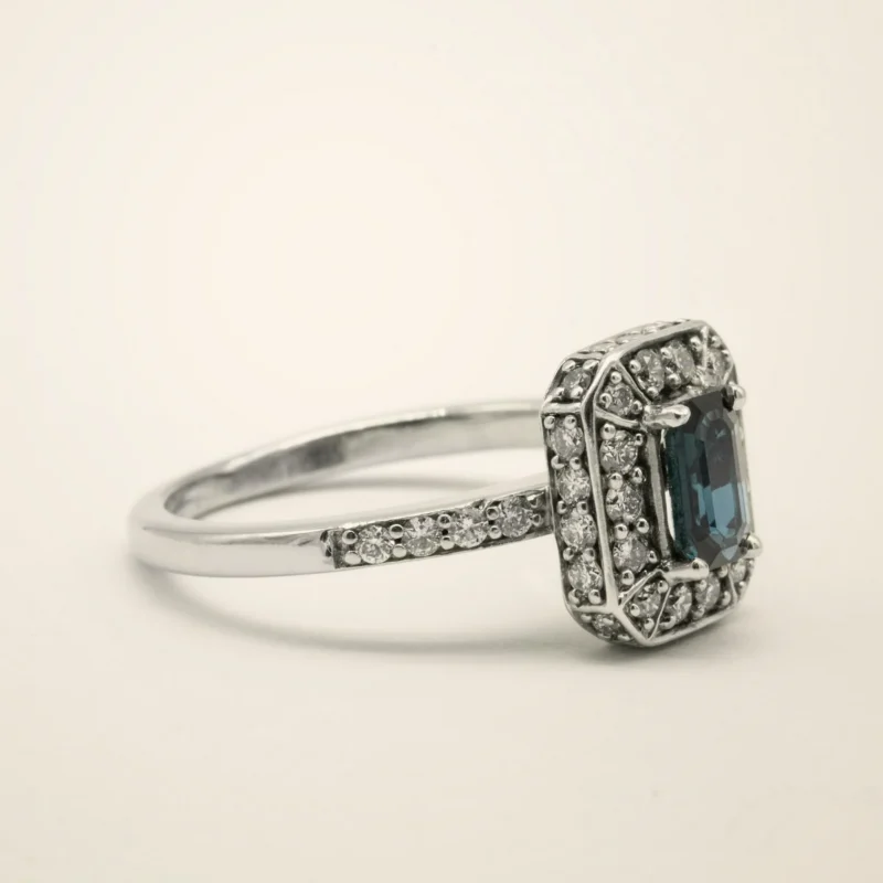 Anello Laguna — Pietra centrale a taglio smeraldo, contorno in pavé.