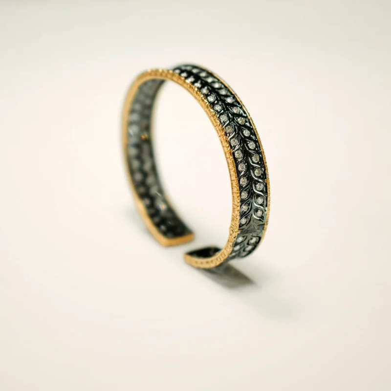 Anello Notte — Fascia scura a pavé fitto, profilo sottile.