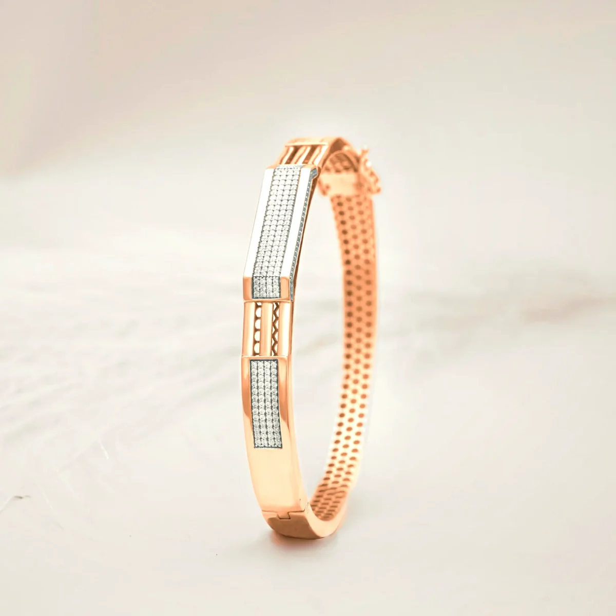 Bracciale Fascia — Rigido a fascia, chiusura a scatto.
