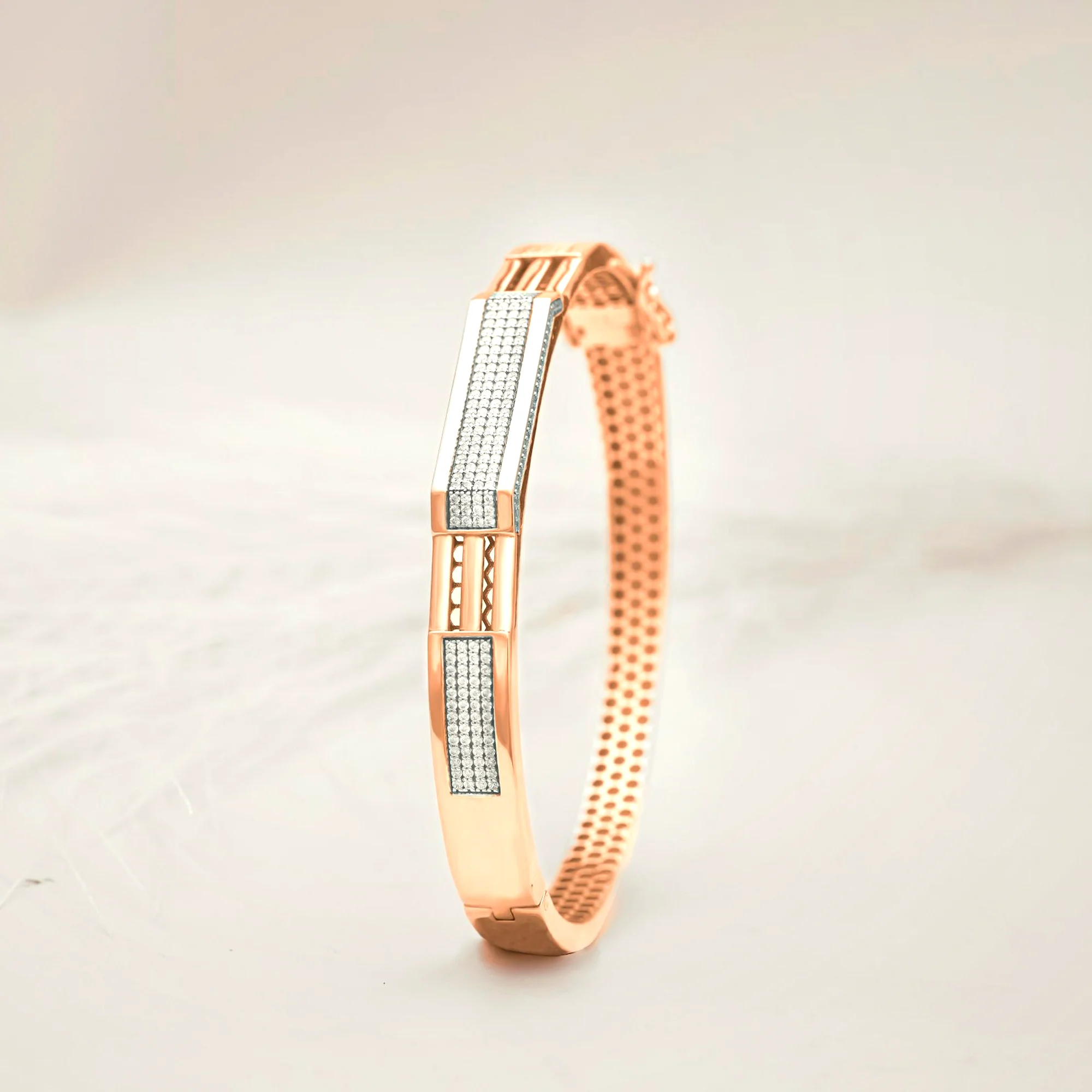 Bracciale Fascia — Rigido a fascia, chiusura a scatto.