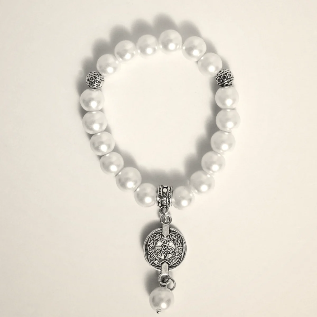 Bracciale Medaglia — Perle e pendente centrale.