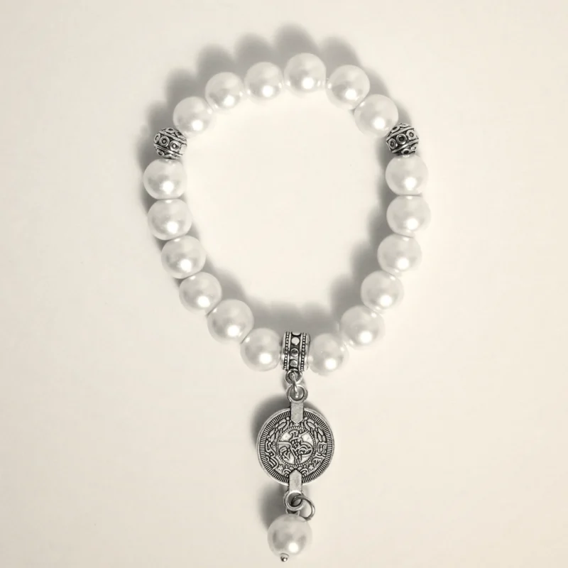 Bracciale Medaglia — Perle e pendente centrale.