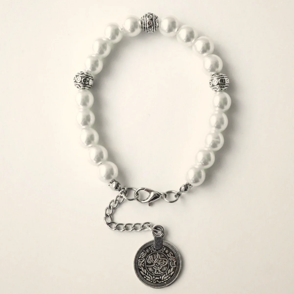 Bracciale Perla — Perle chiare con medaglia incisa.