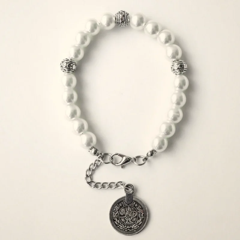Bracciale Perla — Perle chiare con medaglia incisa.