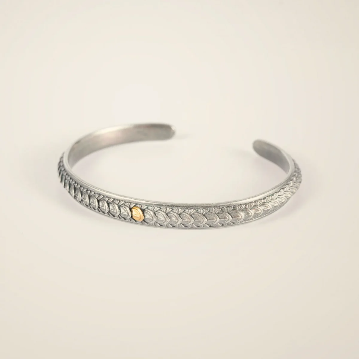 Bracciale Rigido — Rigido aperto, superficie lavorata.