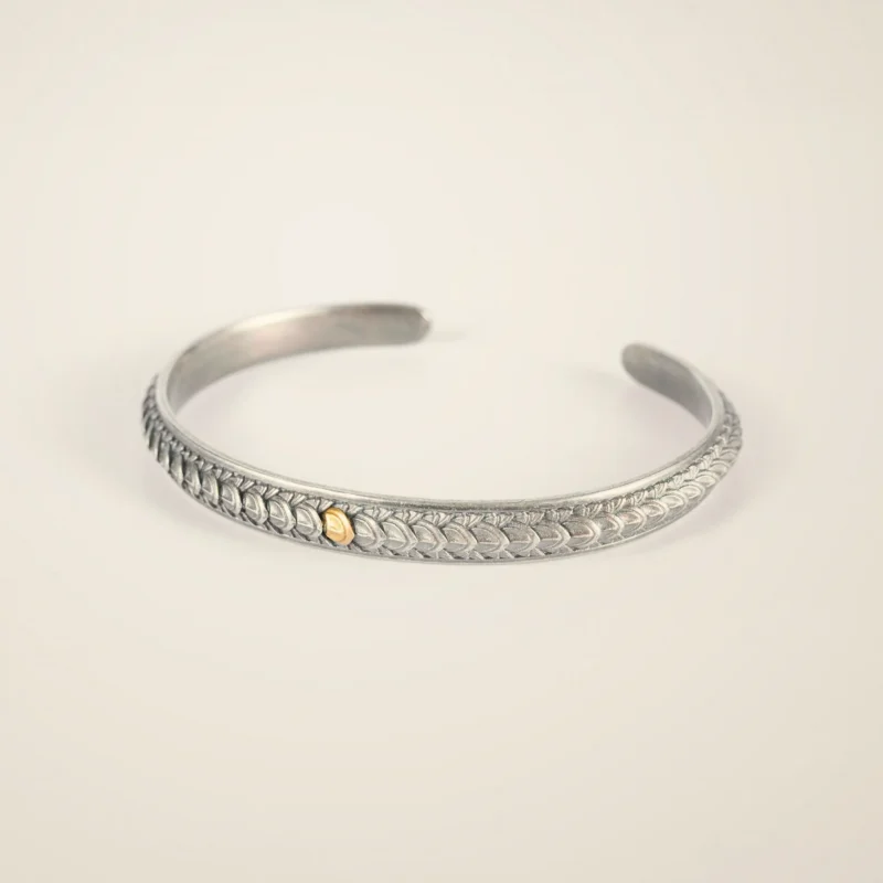 Bracciale Rigido — Rigido aperto, superficie lavorata.