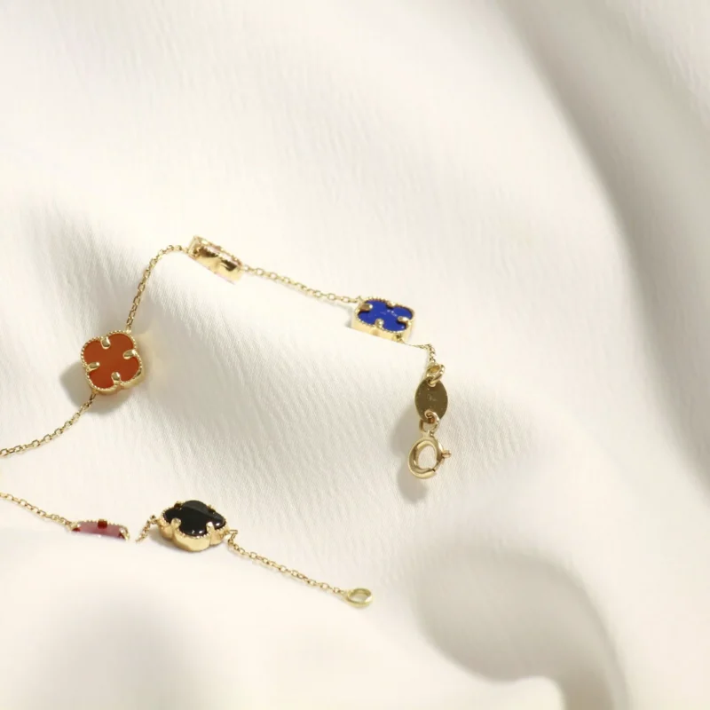 Bracciale Sospensione — Catena con elementi distanziati.