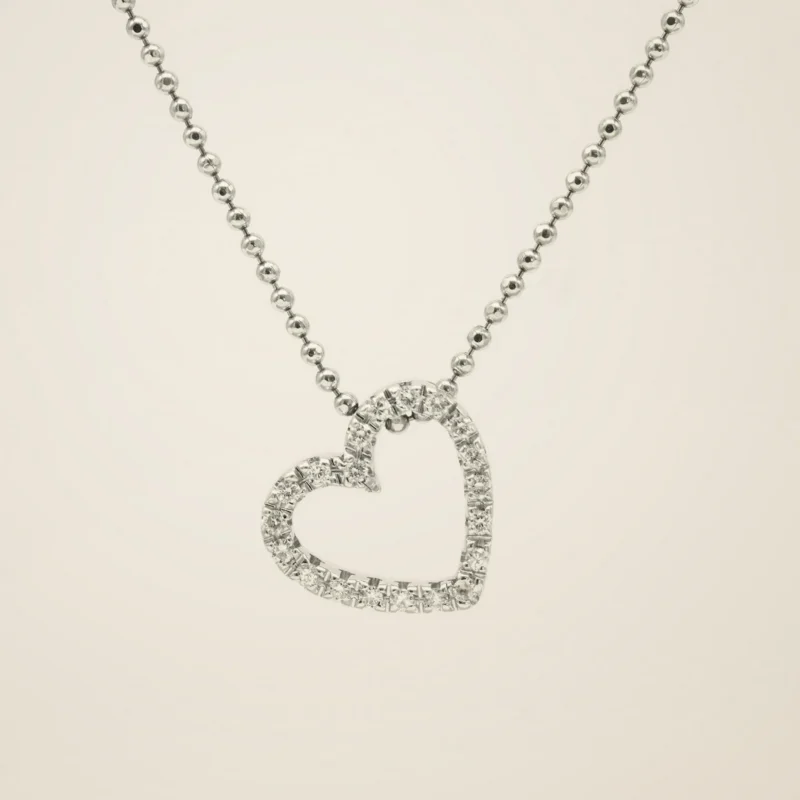 Collana Contorno — Cuore aperto in pavé su catena sottile.