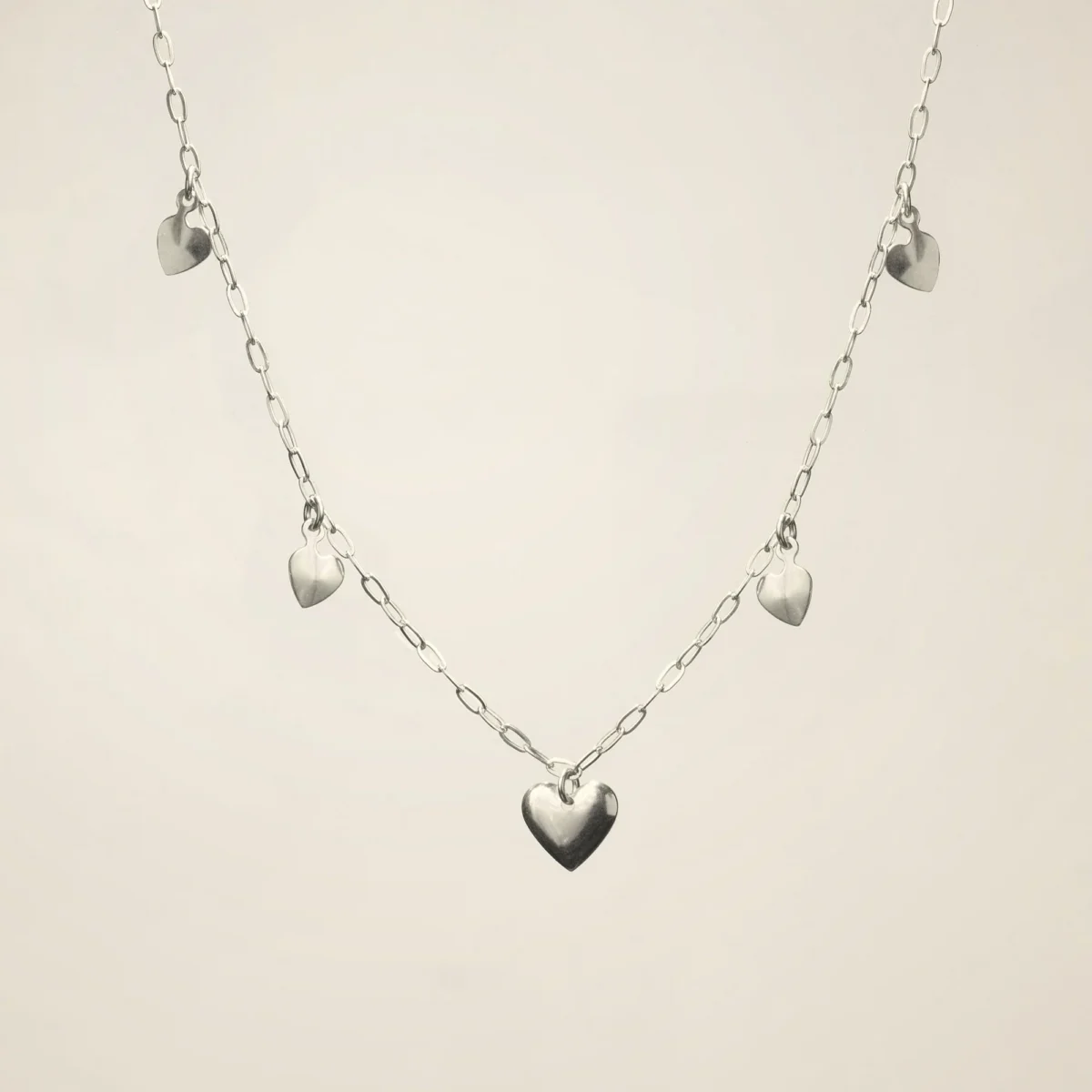 Collana Cuori — Cuori sospesi lungo la catena.