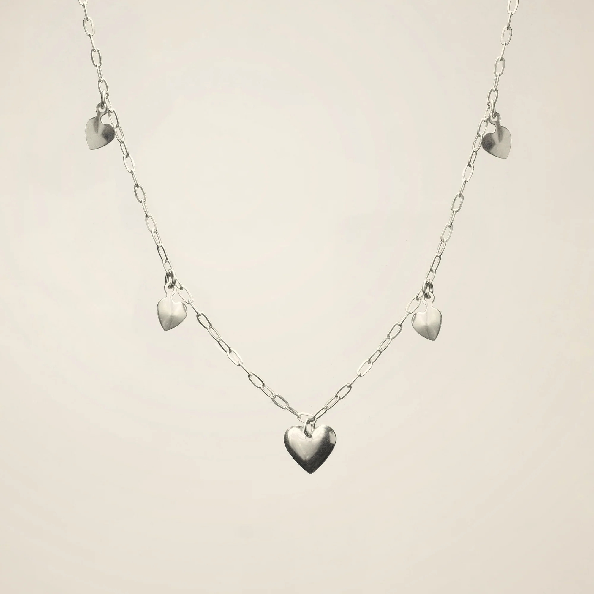 Collana Cuori — Cuori sospesi lungo la catena.