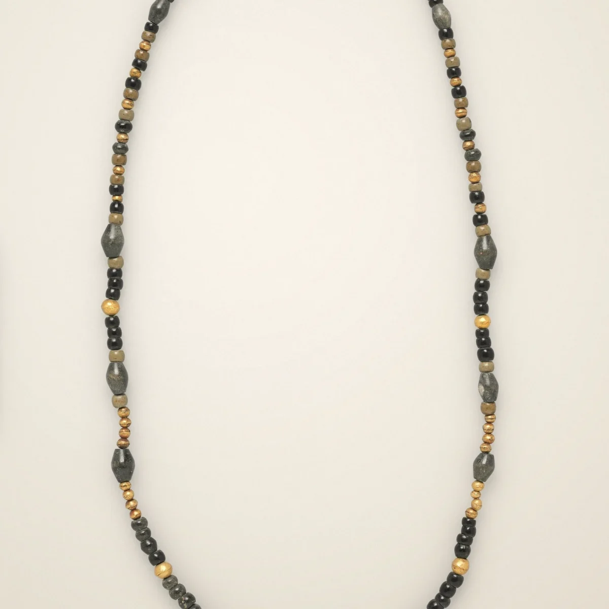 Collana Grafite — Filo lungo, alternanza scura e dorata.