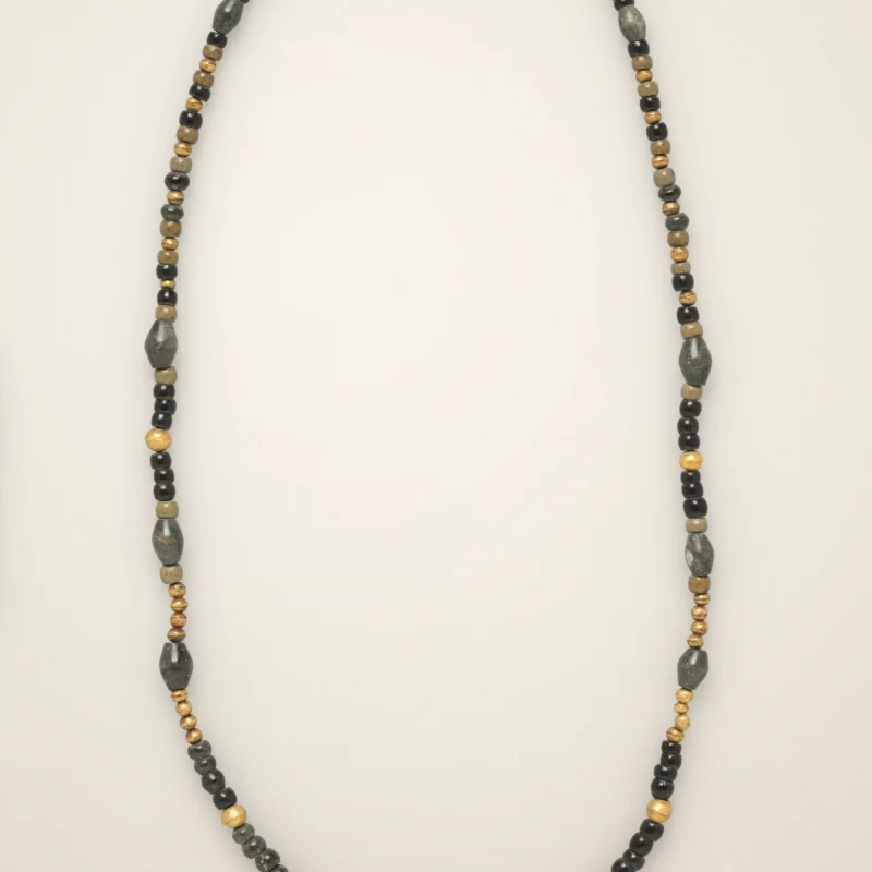 Collana Grafite — Filo lungo, alternanza scura e dorata.