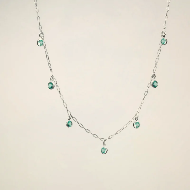 Collana Smeraldi — Pietre verdi distanziate su catena sottile.