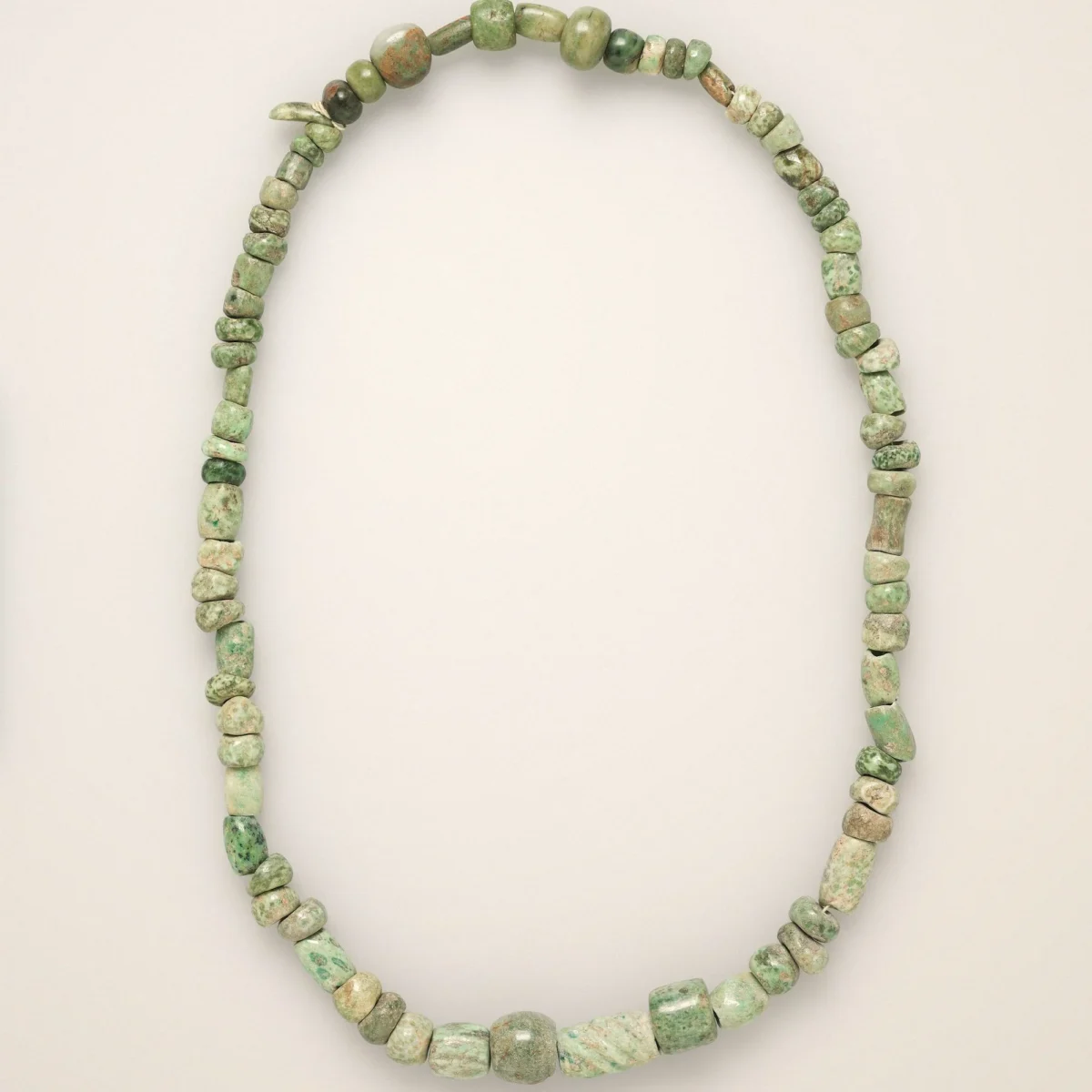 Collana Verderame — Filo unico, elementi irregolari verdi.