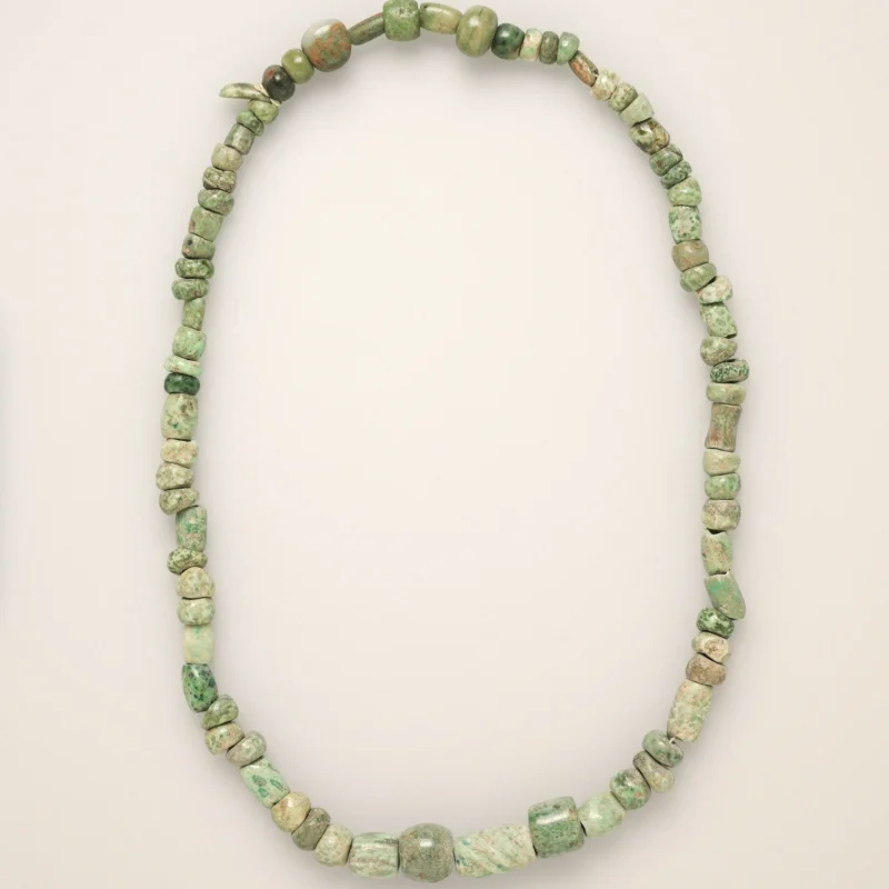 Collana Verderame — Filo unico, elementi irregolari verdi.