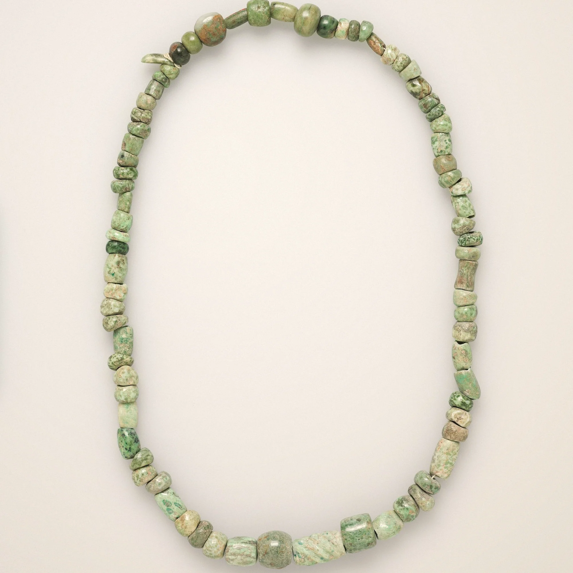 Collana Verderame — Filo unico, elementi irregolari verdi.