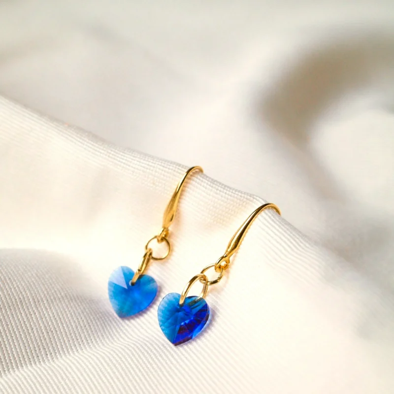 Orecchini Goccia Blu — Pendenti a cuore in cristallo blu, monachella sottile.